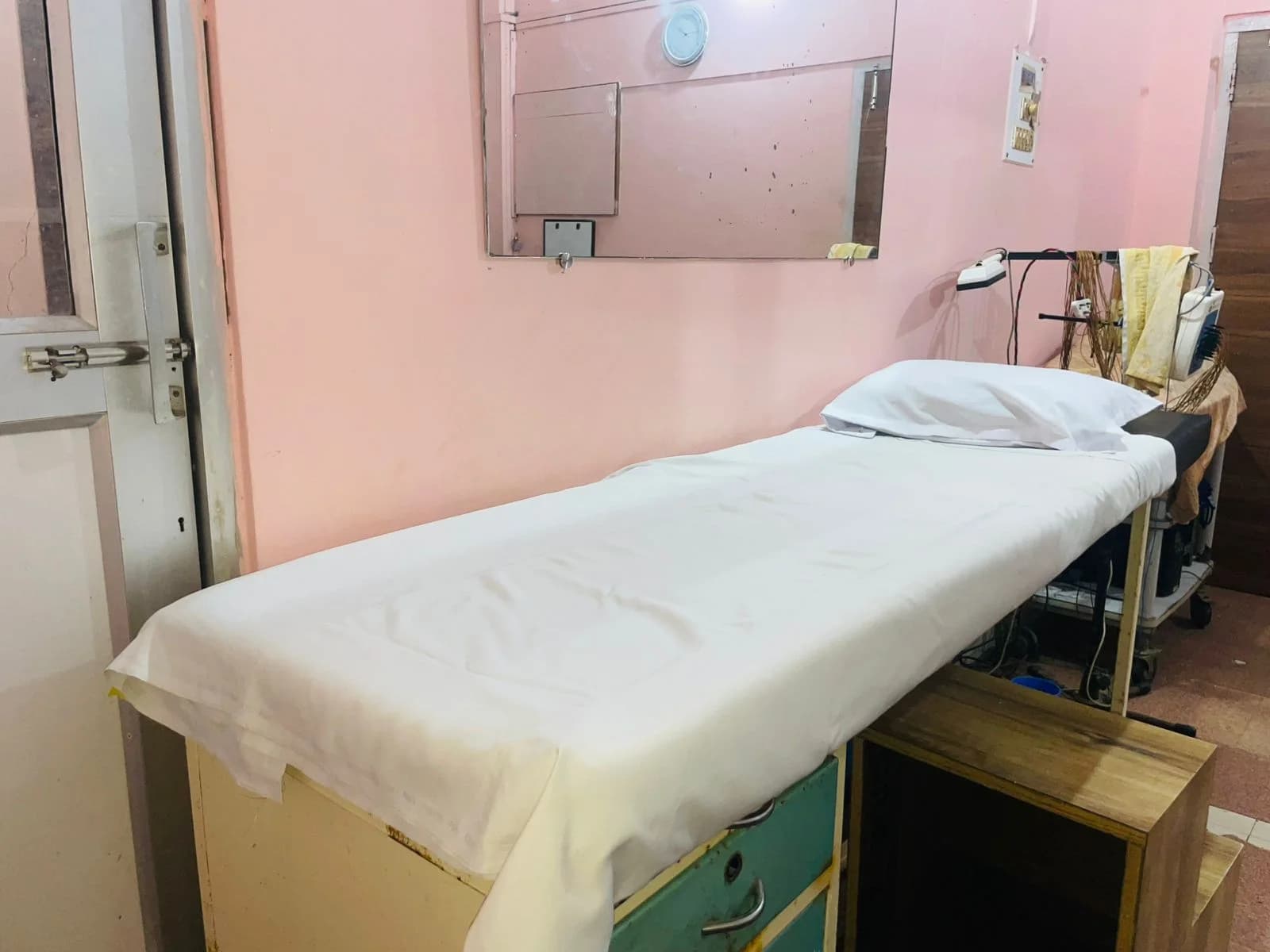 Dr. Sona Gupta clinical environment photo 17