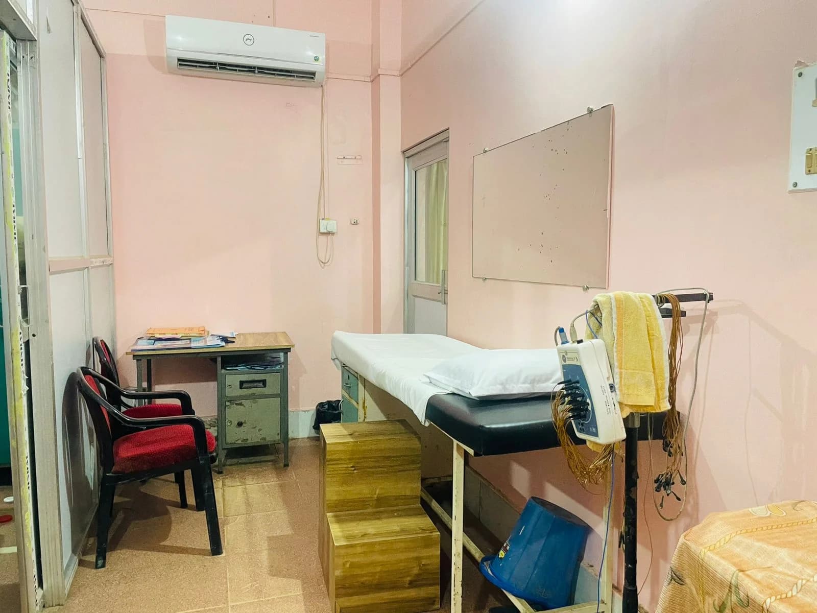 Dr. Sona Gupta clinical environment photo 19